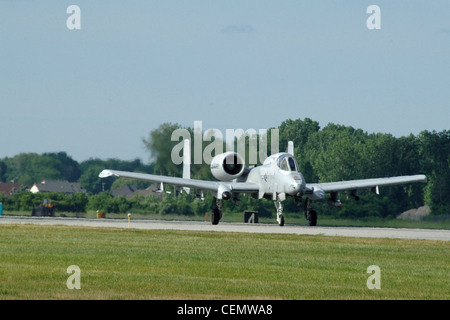 Ein A-10 Thunderbolt II bereitet sich auf den Start Selfridge Air National Guard Base, mich. Auf einer Pressekonferenz 17. Februar 2012, Maj. Gen. Gregory J. Vadnais, Adjutant General von Michigan, Sagte, ein Vorschlag der Luftwaffe Plan zur Beseitigung der A-10 Geschwader in Selfridge sei für die Nation wirtschaftlich nicht sinnvoll. Stockfoto