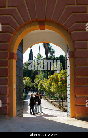 Touristen im Alcazar Gärten in Sevilla Stockfoto