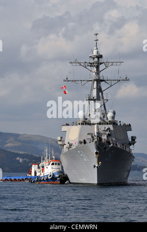 Der geführte Flugkörper-Zerstörer USS Arleigh Burke (DDG-51) kommt für eine routinemäßige Hafen-Besuch. Stockfoto