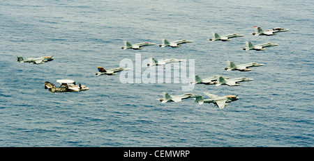 Der Nimitz-Klasse Flugzeugträger USS John C. Stennis (CVN 74) durchfliegt den Pazifik als Flugzeug von Carrier Air Wing (CVW) 9 während eines Luftkraftdemonstrationslaufs einen Überflug in Formation durchführen. Die John C. Stennis Carrier Strike Group ist im Zuständigkeitsbereich der 3. US-Flotte tätig, während sie sieben Monate im Einsatz ist. Stockfoto