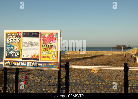 Ansicht Westen vom Brighton Pier mit den Resten der West Pier im Hintergrund. Stockfoto