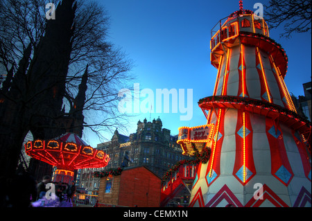 Hogmanay-Messe in den Princes St Gardens, Edinburgh in der Nähe von Jenners. Beleuchtete Vergnügungen und reitet @Hotpix Stockfoto