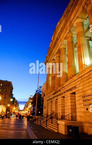 WASHINGTON DC, USA – das Smithsonian David W. Reynolds Center for American Art and Portraiture, in dem sich das Smithsonian American Art Museum und die National Portrait Gallery befinden, befindet sich in der Abenddämmerung im Zentrum von Washington DC. Das neoklassizistische Gebäude im historischen Penn Quarter verfügt über eine große Fassade und ist ein wichtiges kulturelles Wahrzeichen in der Hauptstadt des Landes. Stockfoto