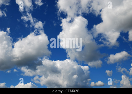 Wolken am Himmel im Sommer. Stockfoto