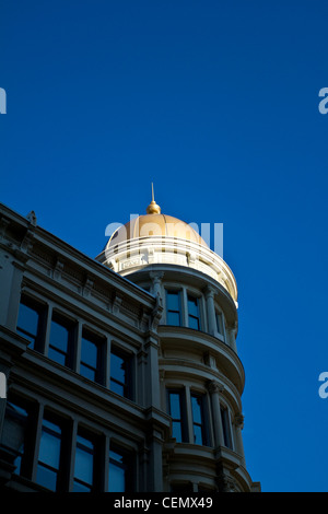 New York Altstadt Gebäude im Schatten garniert mit hohen Farbe goldenen Kuppel auf blauen Hintergrund. Stockfoto