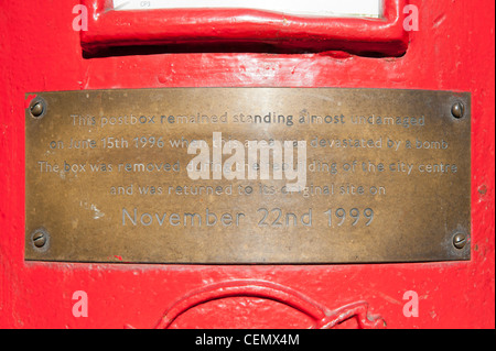 Dieser Beitrag / Säule / Briefkasten auf Corporation Street, Manchester blieb stehen nach IRA Bombe im Jahr 1996. Stockfoto