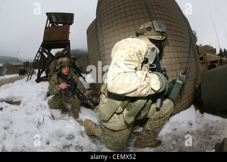 Ein Team von georgischen Soldaten von Alpha Company, 23. Light Infantry Bataillon wachsam bleiben und auf die bereit, alle anderen feindlichen Aufständischen Angriffe auf die unitâ €™s Kampf Außenposten während einer Mission Probe Übung an Bord Joint Multinational Readiness Center Hohenfels, Deutschland, Februar 18. Das 23. Georgische Light Infantry Bataillon bereitet sich auf die Unterstützung von Aufstandsbekämpfungsoperationen in Afghanistan im Rahmen des Georgia Deployment Program - International Security Assistance Force vor. Stockfoto