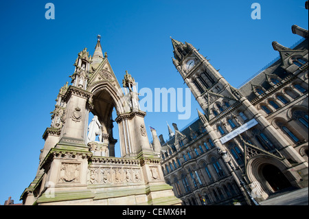 Das Albert Memorial in Albert Square vor dem Rathaus im Stadtzentrum von Manchester an einem klaren Tag. Stockfoto