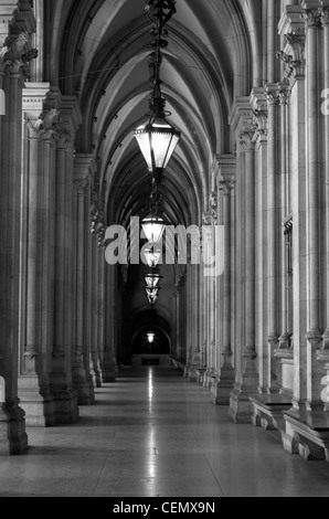 Rathaus-Korridore in der Nacht in schwarz und weiß, Wien, Österreich Stockfoto
