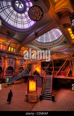 Im Inneren der Royal Exchange Theatre mit einer Person in schwarz, City Centre Manchester, Lancashire, UK England, GMC. Stockfoto