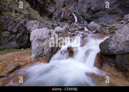 Goredale Narbe - natürlichem Kalkstein Wasserfall und Schlucht in der Nähe von Malham in Yorkshire Dales Stockfoto