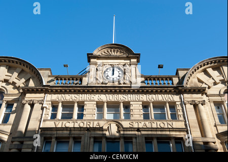 Ein Schild über Manchester Victoria Rail Bahnhof Zug. Stockfoto