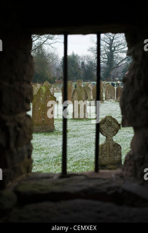 Str. Marys Kirche Blick durch Fenster in Richtung Friedhof in malerischen englischen Dorf von Pembridge Herefordshire England UK Stockfoto