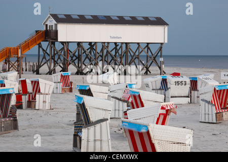 Strandkörbe und Toiletten gebaut auf Pfählen am Strand St. Peter-Ording, Deutschland Stockfoto