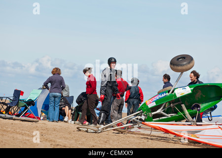 internationalen Land Segeln Yachting Veranstaltung Meisterschaft Wettbewerb treffen auf Hoylake Strand warten herumstehen Stockfoto