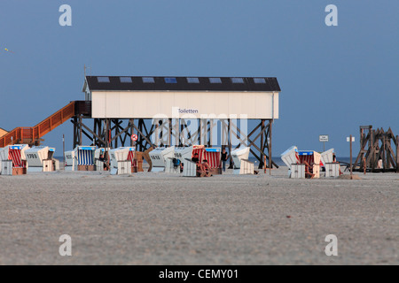 Strandkörbe und Toiletten gebaut auf Pfählen am Strand St. Peter-Ording, Deutschland Stockfoto