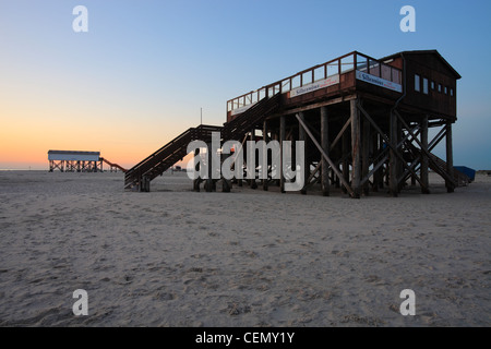 Kaffeehaus und Restaurant "Silbermöwe" gebaut auf Pfählen am Strand St. Peter-Ording, Deutschland Stockfoto