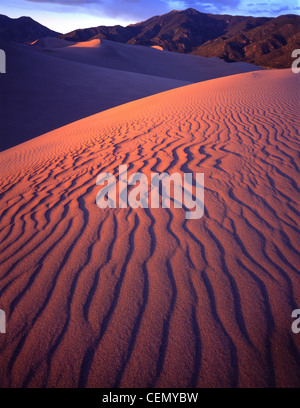 Sonnenuntergang am Höhepunkt der Sanddünen im Great Sand Dunes National Monument im südlichen Colorado. Stockfoto
