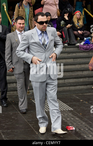 Melbourne Cup Gönner wieder aus dem Rennen, Flinders Street Station, Melbourne, Australien Stockfoto