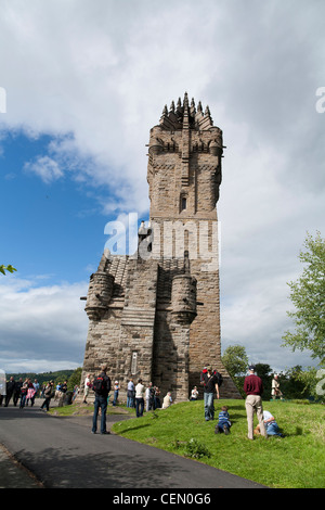 Touristen und Besucher werden von einem Zeitraum auftritt bei der National Wallace Monument in der Nähe von Stirling in Schottland unterhalten. Stockfoto