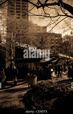 Shack Shack NYC USA Hamburger Hot Dogs schüttelt im freien Madison Square Park Sepia getönten schwarz-weiß Fotografie. Stockfoto