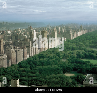 Blick auf Hochhäuser entlang der Central Park West. Den Hudson River und die George Washington Bridge im Hintergrund, New York City, New York Stockfoto