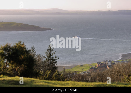 Blick auf den Firth of Clyde und Largs vom Gipfel des Haylie Brae, während die Fähre nach Cumbrae, Ayrshire, Schottland fährt Stockfoto