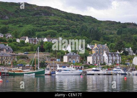 Tarbert, Loch Fyne, Schottland, Bootsliegeplätze im Bereich natürlicher Hafen. Stockfoto