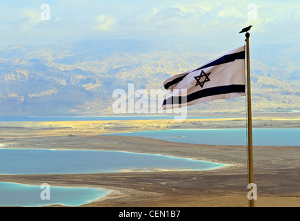 Vogel sitzt auf israelische Flagge mit Blick auf das Tote Meer und Jordan von der Spitze des Masada, israelische historische Festung. Stockfoto