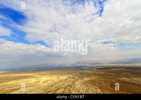 Aussicht auf die umliegenden Land und dem Toten Meer von Masada, eine alte jüdische Festung in die Wüste Israels Stockfoto