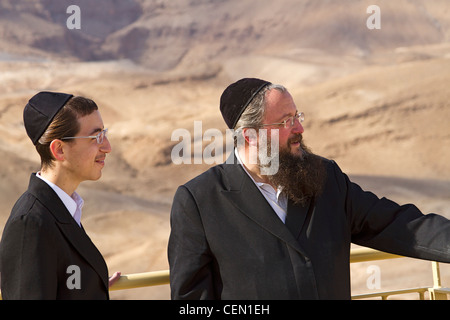 Religiöse jüdische Männer besuchen Masada, alte jüdische Festung in Israel. Stockfoto