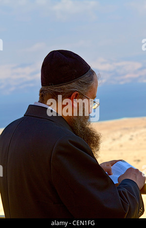 Religiösen jüdischer Mann besucht Masada, alte jüdische Festung in Israel. Stockfoto