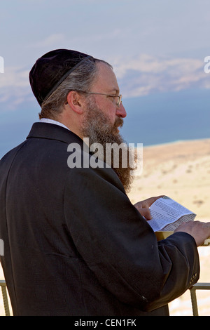 Religiösen jüdischer Mann besucht Masada, alte jüdische Festung in Israel. Stockfoto