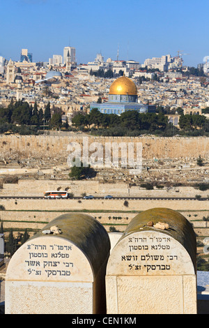 Ein Blick auf jüdische Grabsteine, Blick auf die Altstadt von Jerusalem aus dem Ölberg. Stockfoto