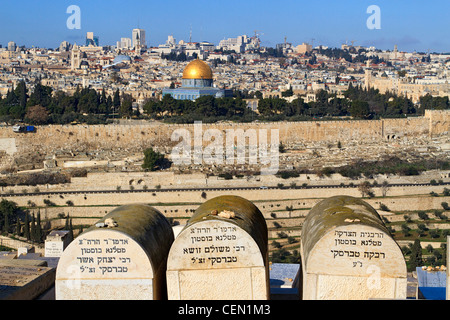 Ein Blick auf jüdische Grabsteine, Blick auf die Altstadt von Jerusalem aus dem Ölberg. Stockfoto