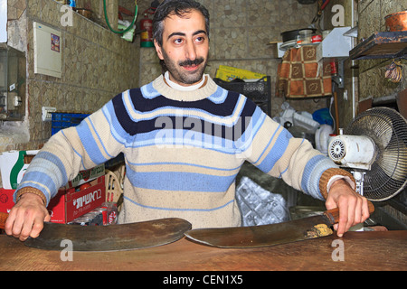 Arabische Mann zeigt seine Kebab-Messer die 280 Jahre alt sind. Er besitzt einen Kebab-laden in der Altstadt von Jerusalem. Stockfoto