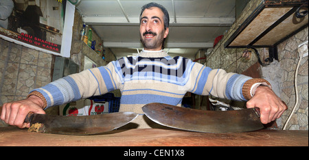 Arabische Mann zeigt seine Kebab-Messer die 280 Jahre alt sind. Er besitzt einen Kebab-laden in der Altstadt von Jerusalem. Stockfoto