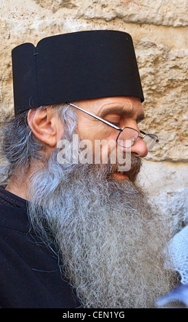 Griechisch-orthodoxen Priester führt die Gläubigen im Gebet in der Kirche des Heiligen Grabes in der alten Stadt von Jerusalem, Israel. Stockfoto