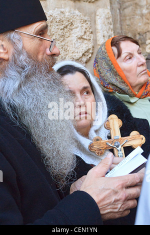 Griechisch-orthodoxen Priester führt die Gläubigen im Gebet in der Kirche des Heiligen Grabes in der alten Stadt von Jerusalem, Israel. Stockfoto