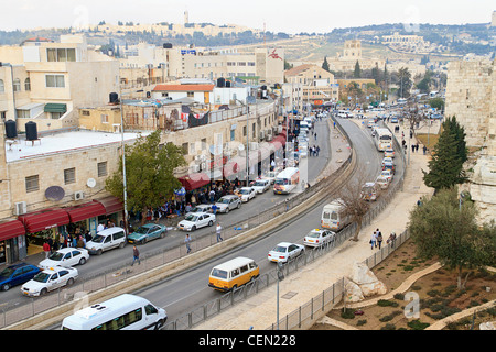 Blick auf Jerusalem Street von der Stadtmauer, die Mauer, die die Altstadt Jerusalem in Israel umgibt. Stockfoto