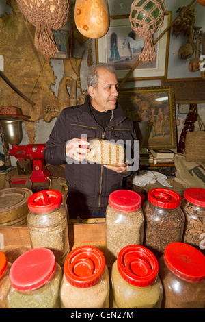 Gewürzhändler in einem Geschäft auf dem Markt in der alten Stadt von Akko (Acre), eine alte Hafenstadt in Israel. Stockfoto