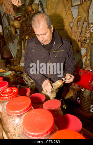 Gewürzhändler in einem Geschäft auf dem Markt in der alten Stadt von Akko (Acre), eine alte Hafenstadt in Israel. Stockfoto