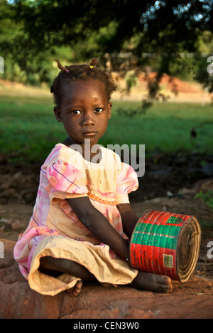 Ein Portrait eines afrikanischen Mädchens in Mopti, Mali. Stockfoto