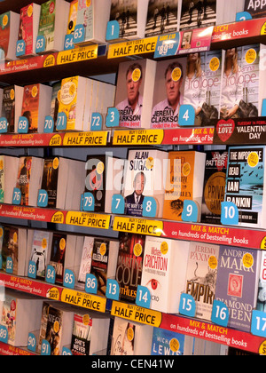 Bücher zum Verkauf in der Abfahrt lounge, East Midlands Airport, Castle Donnington, Leicestershire, England, Vereinigtes Königreich, West-Europa. Stockfoto