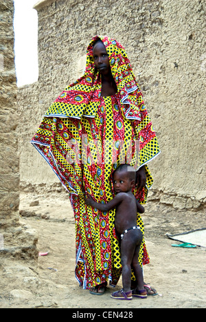 Eine schwangere Mutter mit ihrem Kind in Mopti, Mali. Stockfoto