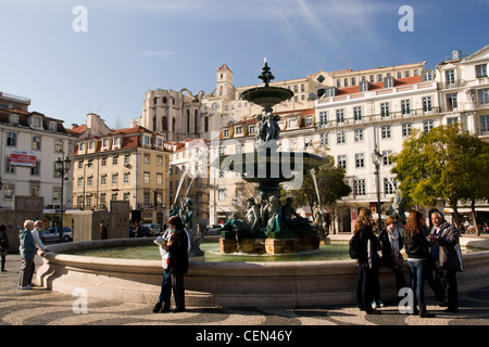 Brunnen und Blick auf Convento do Carmo. Praça de Dom Pedro IV (Rossio-Platz), Lissabon, Portugal. Stockfoto
