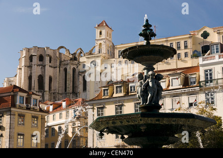 Brunnen und Blick auf Convento do Carmo. Praça de Dom Pedro IV (Rossio-Platz), Lissabon, Portugal. Stockfoto