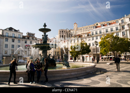 Brunnen und Blick auf Convento do Carmo. Praça de Dom Pedro IV (Rossio-Platz), Lissabon, Portugal. Stockfoto