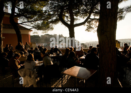Café im Freien am Miradouro da Graça, Lissabon, Portugal. Stockfoto