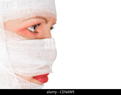 Mädchen mit Bandagen auf ihrem Gesicht auf weiß Stockfoto